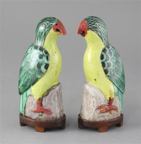 A pair of Chinese porcelain models of parrots, Qianlong/Jiaqing period, 18cm high, wood stands